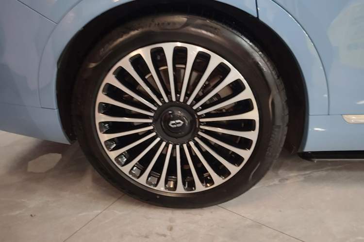 Used Hima AITO M9 2024 Range-Extended Max Edition 42 kWh 6-Seater Version Right Rear Wheel Hub