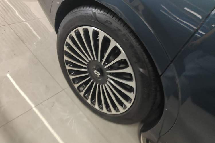 Used Hima AITO M9 2024 Range-Extended Ultra Version 42 kWh 6-Seater Model Right Rear Wheel Hub