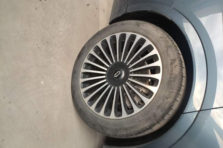 Used Hima AITO M9 2024 All-Electric Ultra Version 100 kWh 6-Seater Model Right Rear Wheel Hub