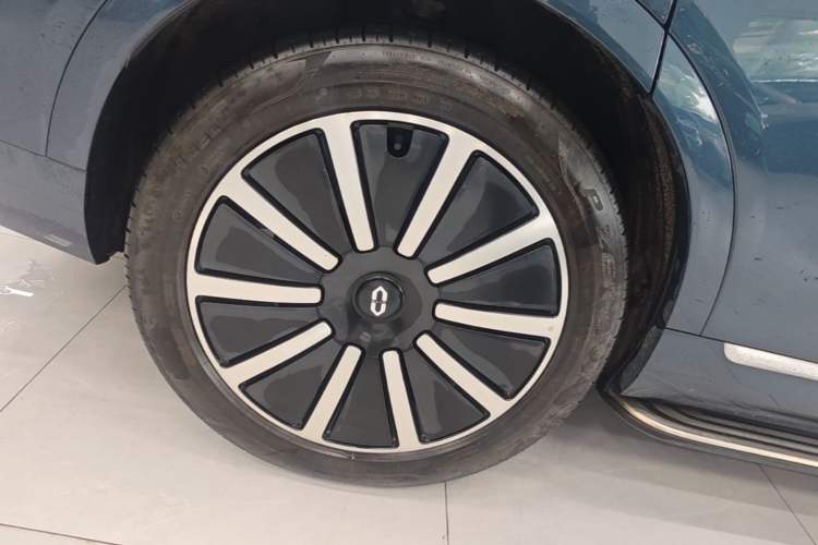 Used Hima AITO M9 2024 Range-Extended Ultra Version 42 kWh 6-Seater Model Right Rear Wheel Hub