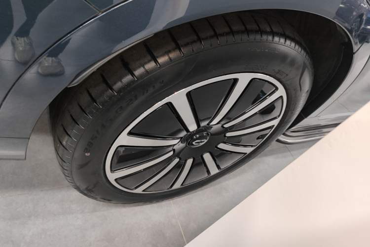 Used Hima AITO M9 2024 Range-Extended Max Edition 42 kWh 6-Seater Version Right Rear Wheel Hub