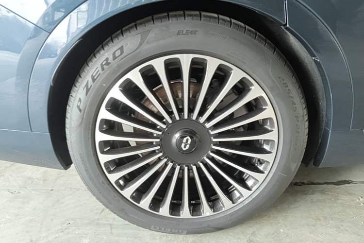 Used Hima AITO M9 2024 Range-Extended Ultra Version 42 kWh 6-Seater Model Right Rear Wheel Hub