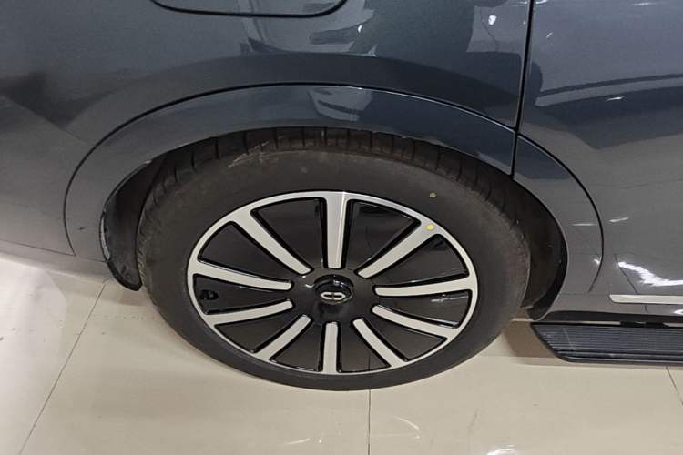 Used Hima AITO M9 2024 Range-Extended Ultra Version 52 kWh 6-Seater Model Right Rear Wheel Hub