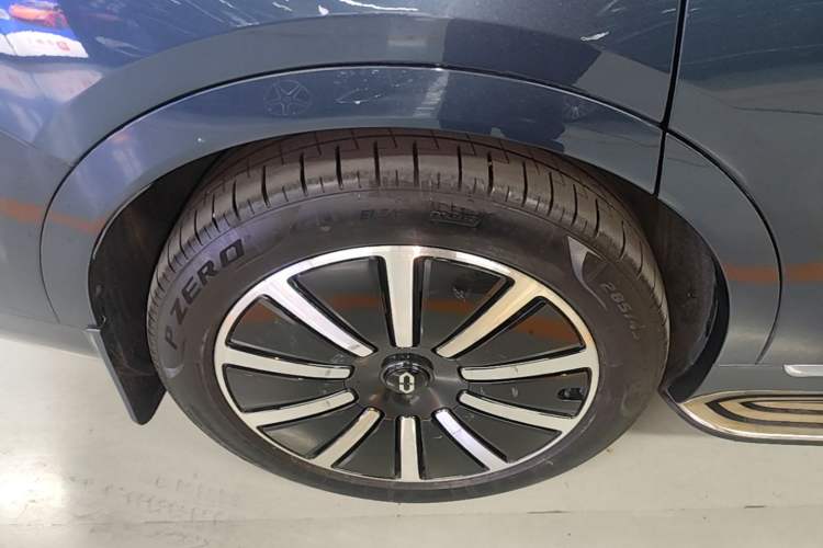 Used Hima AITO M9 2024 Range-Extended Ultra Version 52 kWh 6-Seater Model Right Rear Wheel Hub