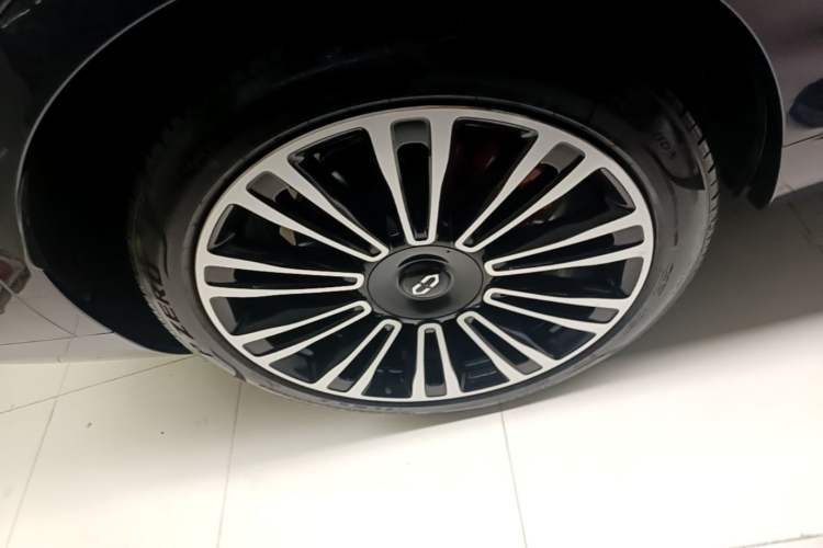 Used Hima AITO M9 2024 Range-Extended Ultra Version 42 kWh 6-Seater Model Right Rear Wheel Hub