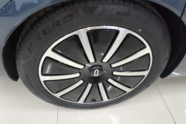 Used Hima AITO M9 2024 Range-Extended Ultra Version 42 kWh 6-Seater Model Right Rear Wheel Hub