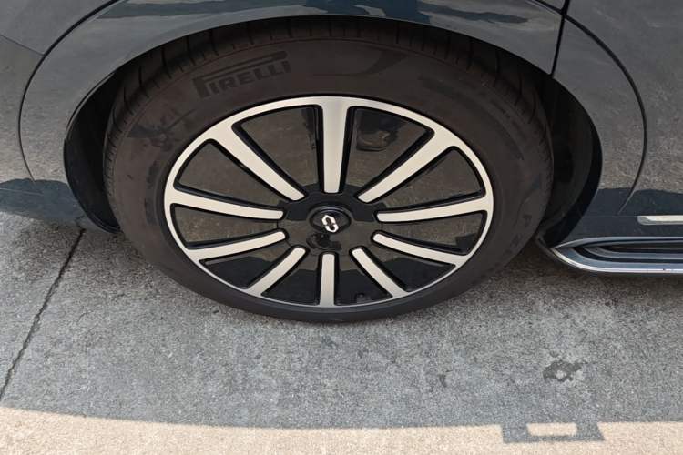 Used Hima AITO M9 2024 Range-Extended Ultra Version 42 kWh 6-Seater Model Right Rear Wheel Hub