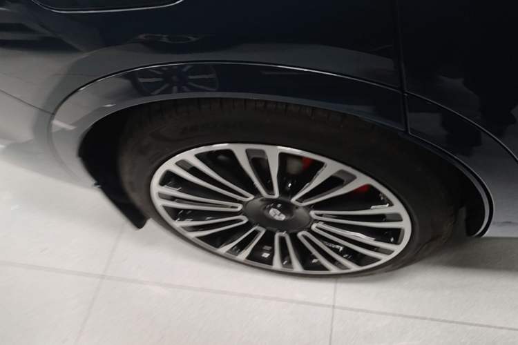 Used Hima AITO M9 2024 Range-Extended Ultra Version 42 kWh 6-Seater Model Right Rear Wheel Hub