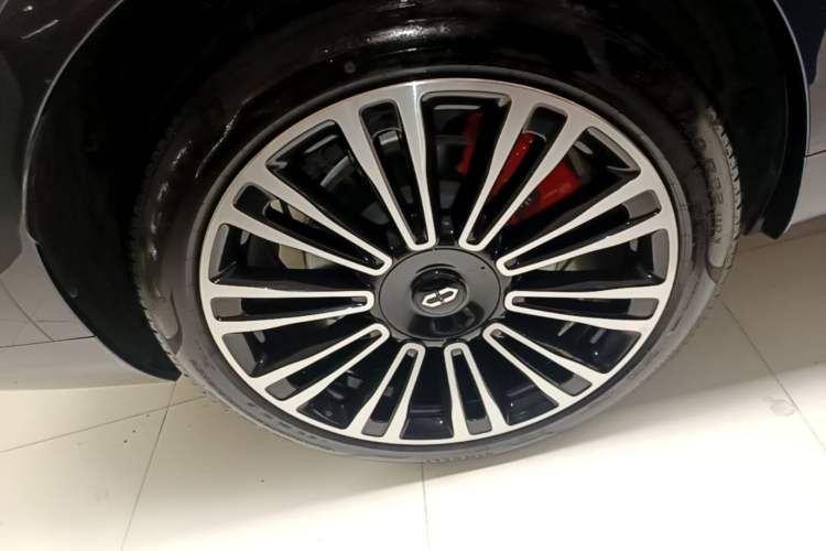 Used Hima AITO M9 2024 Range-Extended Ultra Version 42 kWh 6-Seater Model Right Rear Wheel Hub