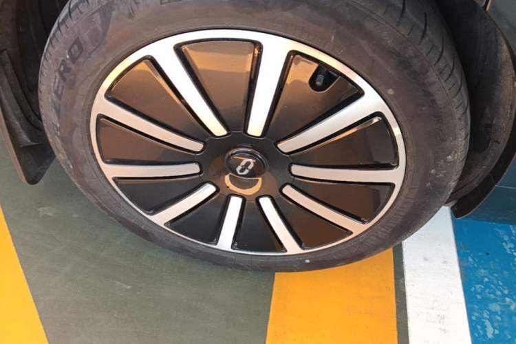 Used Hima AITO M9 2024 All-Electric Ultra Version 100 kWh 6-Seater Model Right Rear Wheel Hub