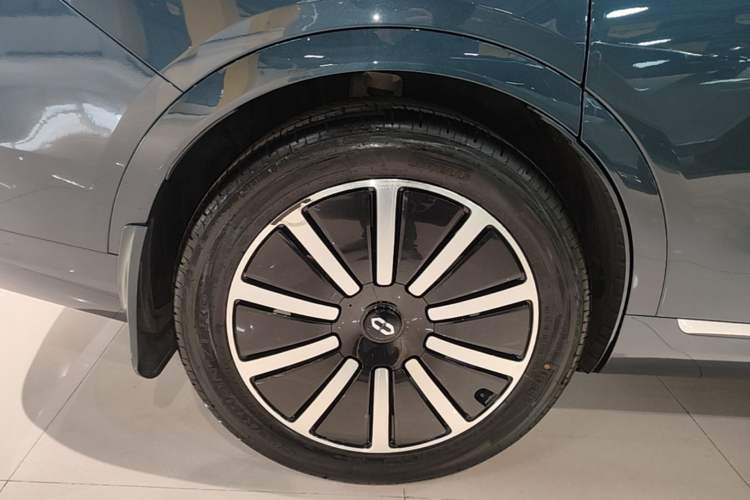 Used Hima AITO M9 2024 Range-Extended Ultra Version 42 kWh 6-Seater Model Right Rear Wheel Hub