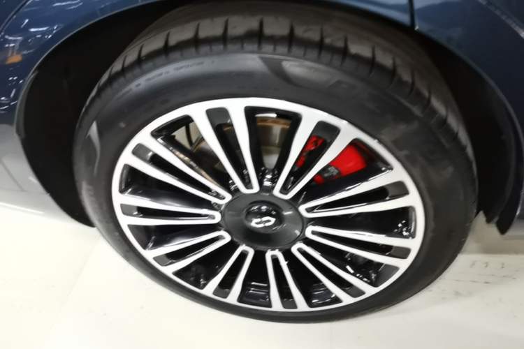 Used Hima AITO M9 2024 Range-Extended Ultra Version 52 kWh 6-Seater Model Right Rear Wheel Hub