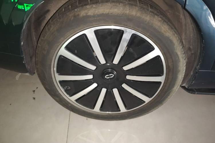Used Hima AITO M9 2024 Range-Extended Ultra Version 42 kWh 6-Seater Model Right Rear Wheel Hub