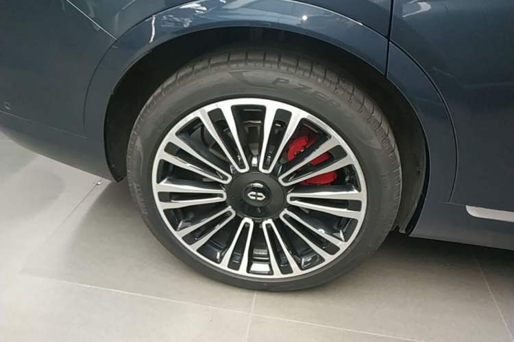 Used Hima AITO M9 2024 Range-Extended Ultra Version 42 kWh 6-Seater Model Right Rear Wheel Hub