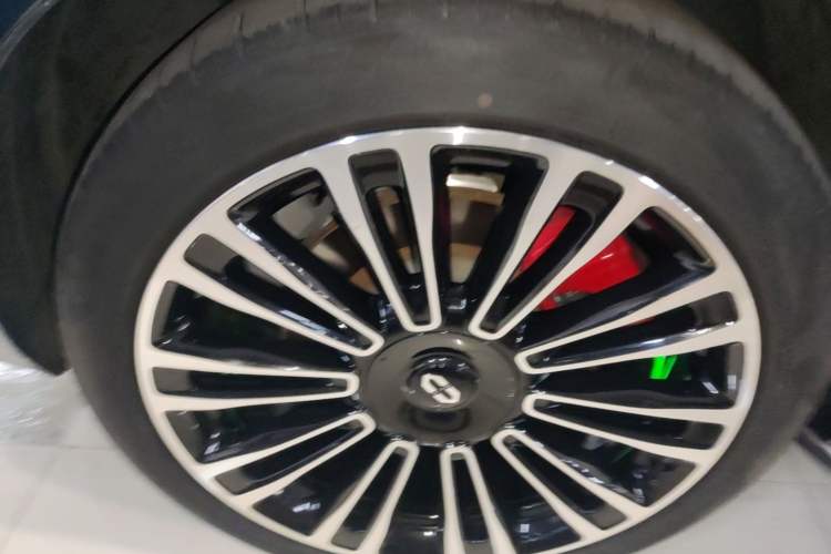 Used Hima AITO M9 2024 Range-Extended Ultra Version 42 kWh 6-Seater Model Right Rear Wheel Hub