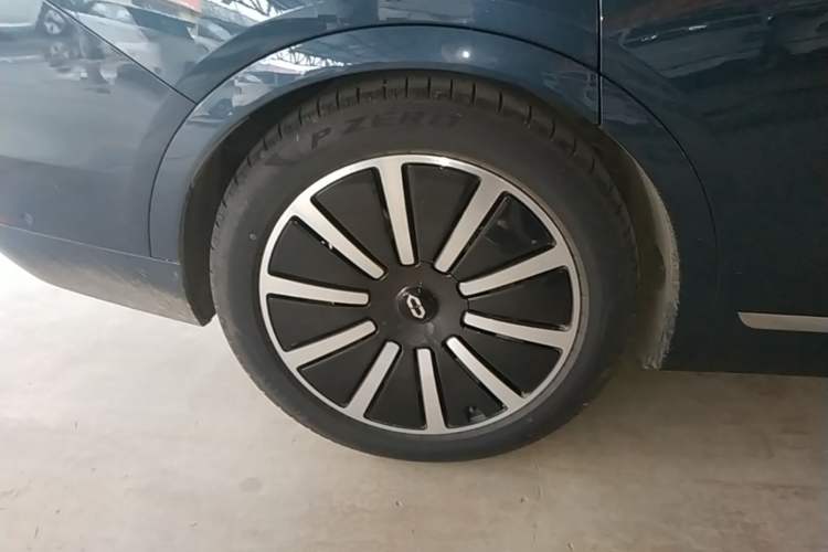 Used Hima AITO M9 2024 Range-Extended Ultra Version 42 kWh 6-Seater Model Right Rear Wheel Hub