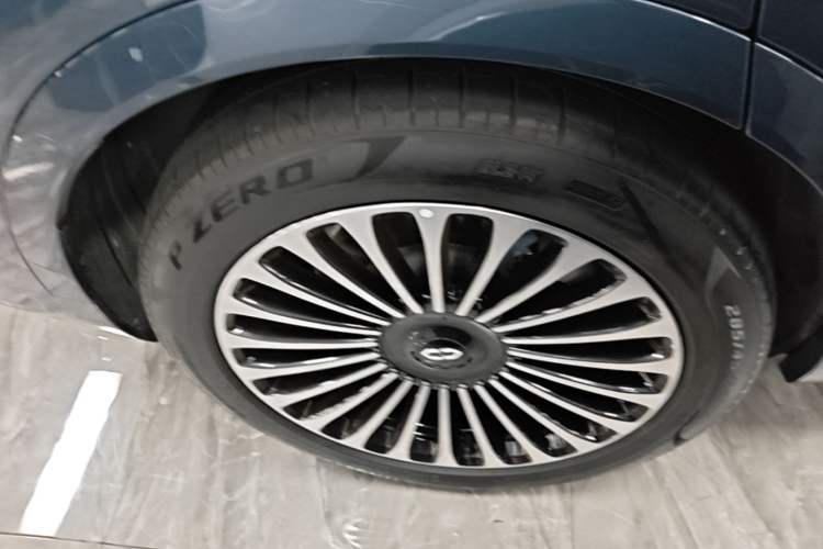 Used Hima AITO M9 2024 Range-Extended Max Edition 42 kWh 6-Seater Version Right Rear Wheel Hub