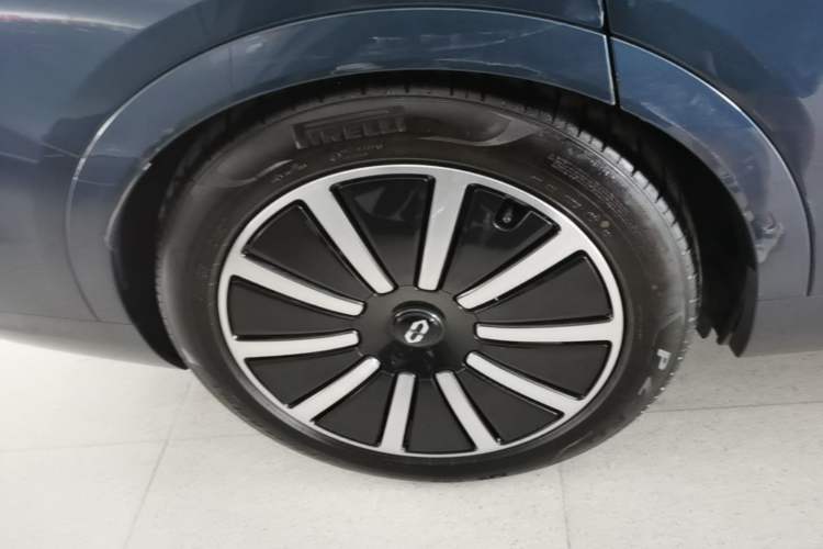 Used Hima AITO M9 2024 All-Electric Ultra Version 100 kWh 6-Seater Model Right Rear Wheel Hub