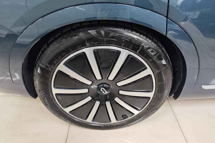 Used Hima AITO M9 2024 Range-Extended Ultra Version 42 kWh 6-Seater Model Right Rear Wheel Hub