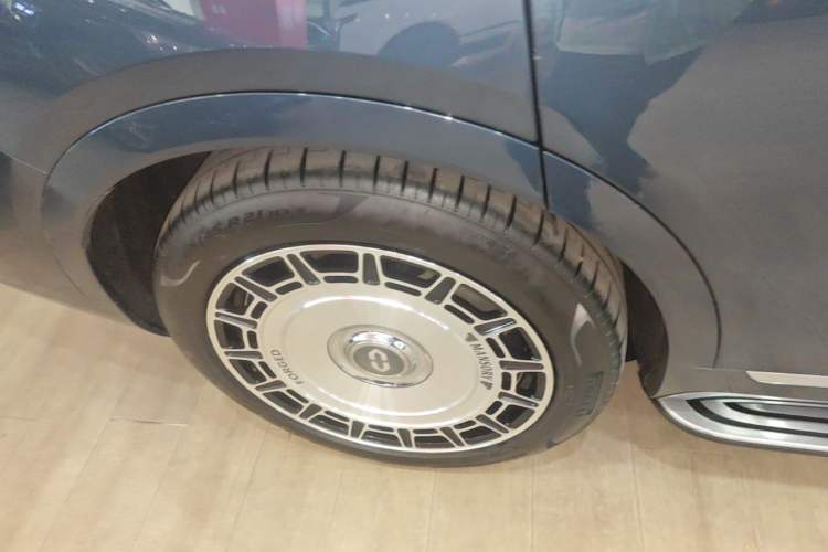 Used Hima AITO M9 2024 All-Electric Ultra Version 100 kWh 6-Seater Model Right Rear Wheel Hub