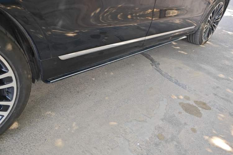 Used Hima AITO M9 2024 Range-Extended Ultra Version 42 kWh 6-Seater Model Right Side Sill