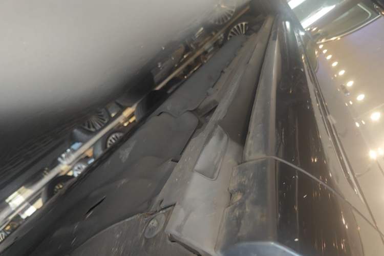 Used Hima AITO M9 2024 Range-Extended Max Edition 42 kWh 6-Seater Version Right Side Sill