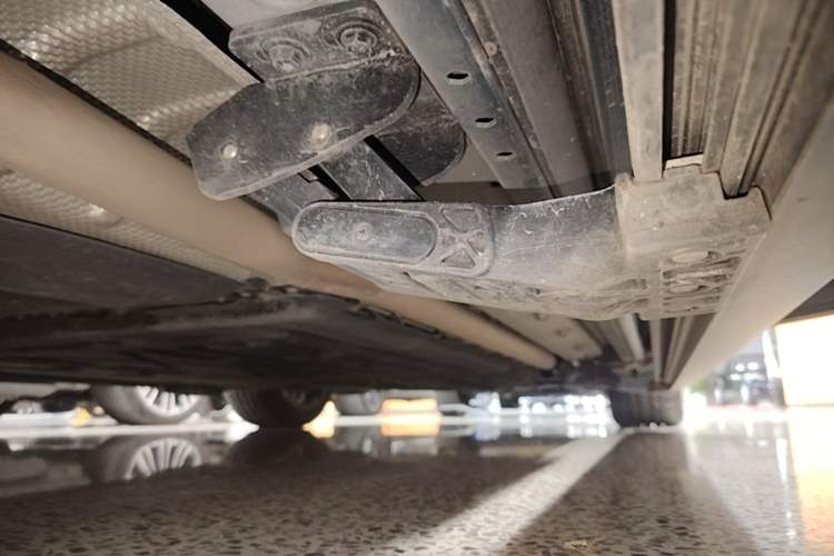 Used Hima AITO M9 2024 Range-Extended Ultra Version 42 kWh 6-Seater Model Right Side Sill