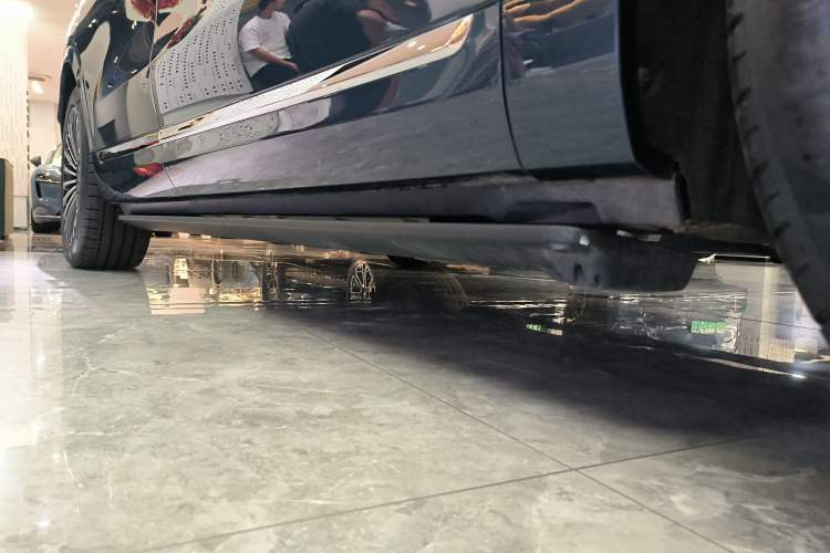Used Hima AITO M9 2024 Range-Extended Max Edition 42 kWh 5-Seater Version Right Side Sill