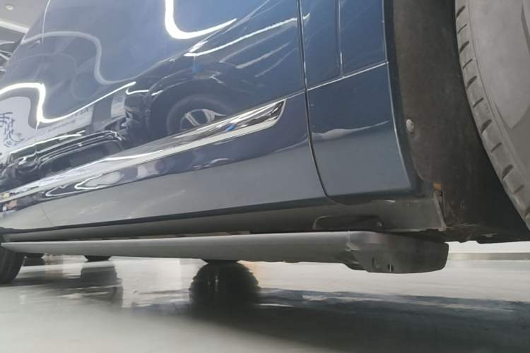 Used Hima AITO M9 2024 Range-Extended Ultra Version 52 kWh 5-Seater Model Right Side Sill