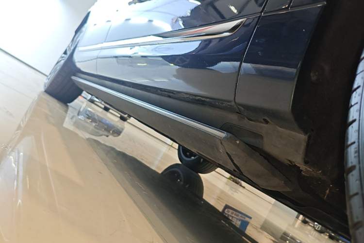 Used Hima AITO M9 2024 Range-Extended Ultra Version 42 kWh 6-Seater Model Right Side Sill