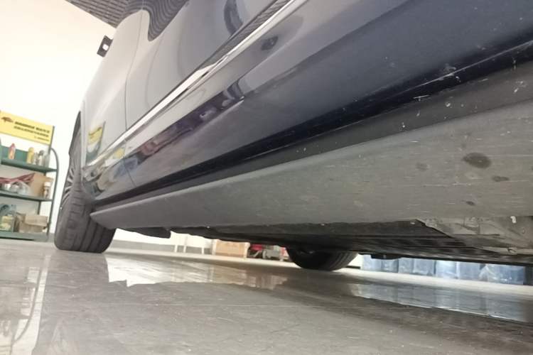 Used Hima AITO M9 2024 Range-Extended Max Edition 52 kWh 6-Seater Version Right Side Sill