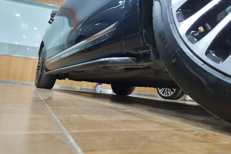 Used Hima AITO M9 2024 Range-Extended Ultra Version 42 kWh 6-Seater Model Right Side Sill