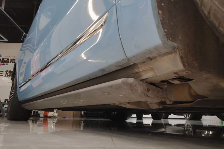 Used Hima AITO M9 2024 Range-Extended Max Edition 42 kWh 6-Seater Version Right Side Sill