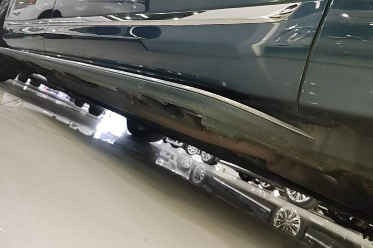 Used Hima AITO M9 2024 Range-Extended Ultra Version 42 kWh 6-Seater Model Right Side Sill