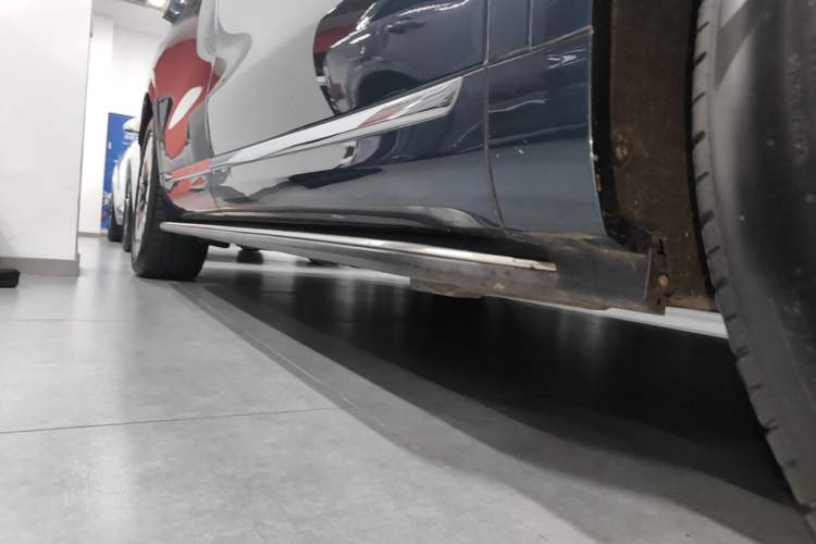 Used Hima AITO M9 2024 Range-Extended Max Edition 42 kWh 6-Seater Version Right Side Sill