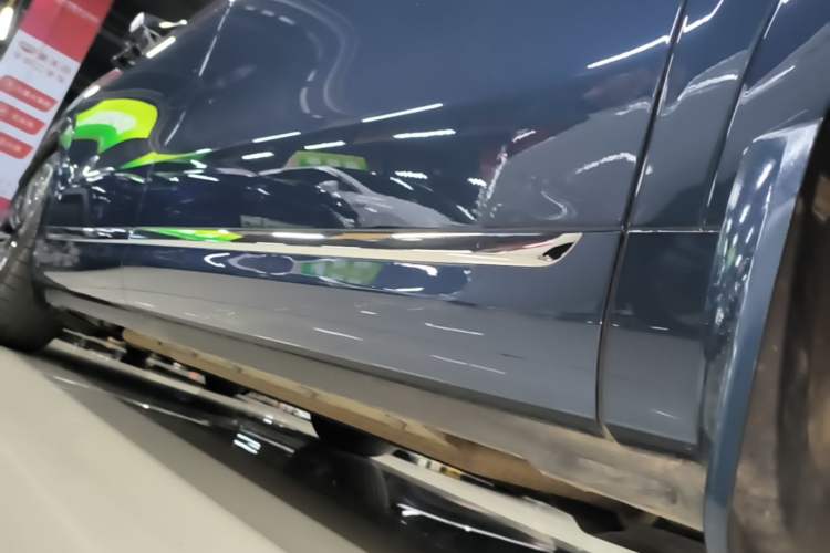 Used Hima AITO M9 2024 Range-Extended Ultra Version 42 kWh 6-Seater Model Right Side Sill