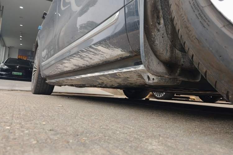 Used Hima AITO M9 2024 Range-Extended Ultra Version 52 kWh 5-Seater Model Right Side Sill