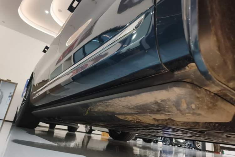 Used Hima AITO M9 2024 Range-Extended Ultra Version 42 kWh 6-Seater Model Right Side Sill