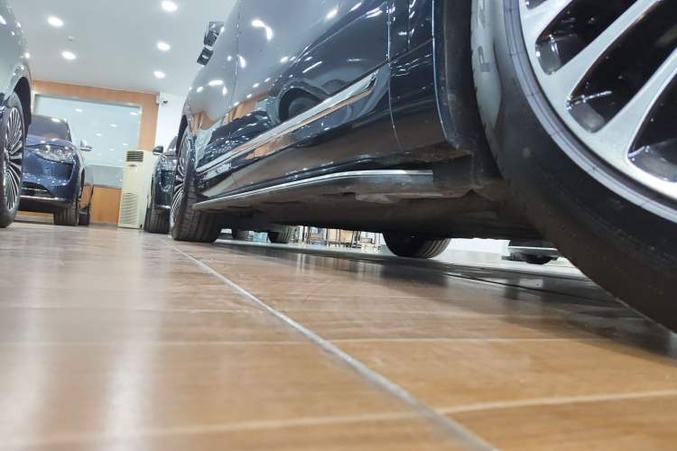 Used Hima AITO M9 2024 Range-Extended Ultra Version 42 kWh 6-Seater Model Right Side Sill
