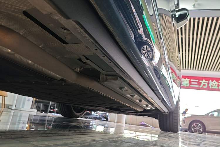Used Hima AITO M9 2024 Range-Extended Ultra Version 52 kWh 6-Seater Model Right Side Sill