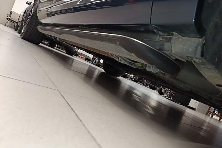 Used Hima AITO M9 2024 Range-Extended Max Edition 42 kWh 6-Seater Version Right Side Sill
