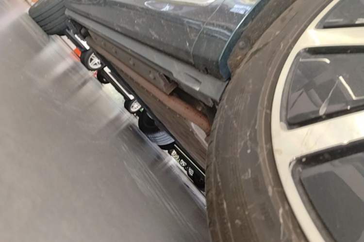 Used Hima AITO M9 2024 Range-Extended Ultra Version 52 kWh 5-Seater Model Right Side Sill