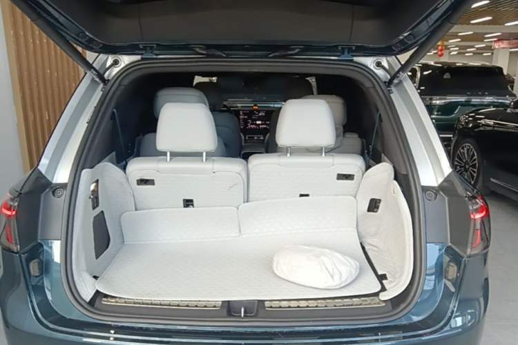 Used Hima AITO M9 2024 All-Electric Ultra Version 100 kWh 6-Seater Model Trunk