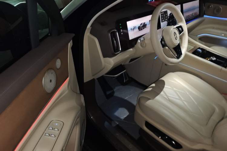 Used Hima AITO M9 2024 All-Electric Ultra Version 100 kWh 6-Seater Model Driver Seat