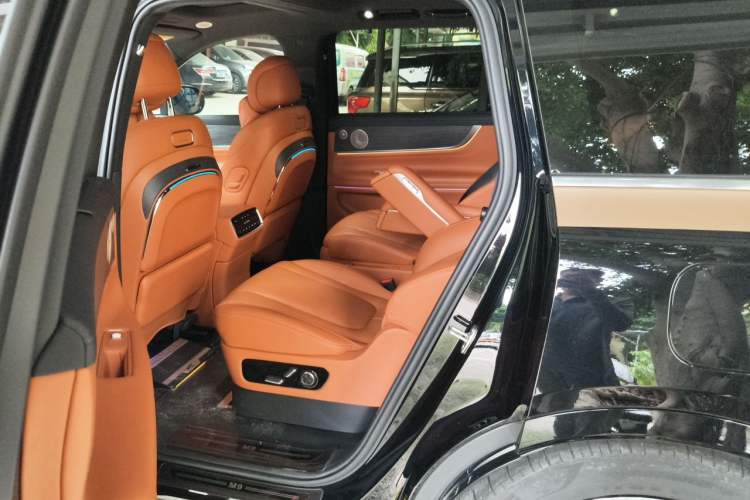 Used Hima AITO M9 2024 Range-Extended Ultra Version 42 kWh 6-Seater Model Left Rear Seat