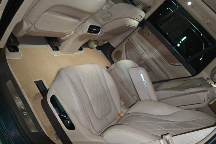 Used Hima AITO M9 2024 Range-Extended Ultra Version 42 kWh 6-Seater Model Left Rear Seat