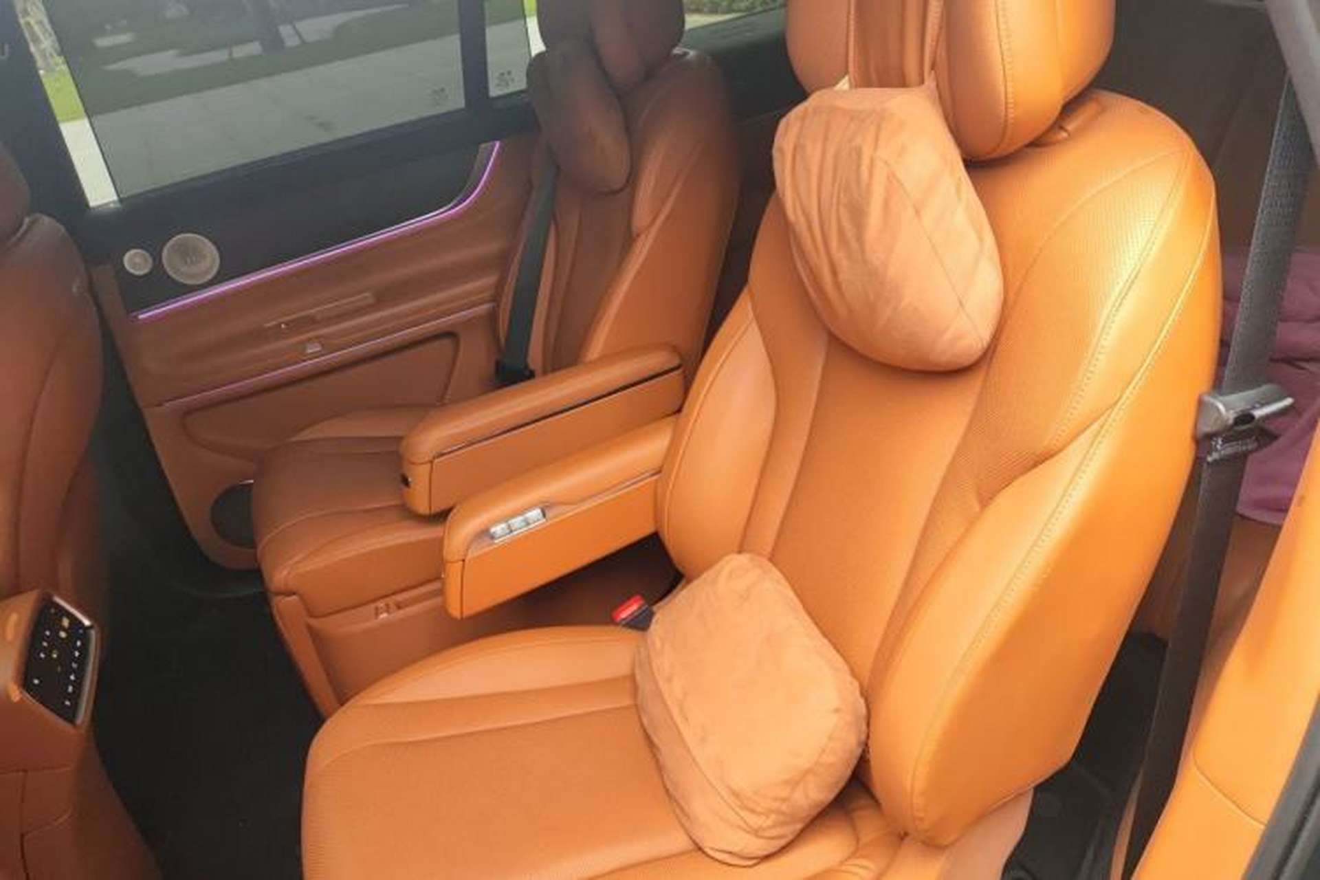Used Hima AITO M9 2024 Range-Extended Ultra Version 42 kWh 6-Seater Model Left Rear Seat