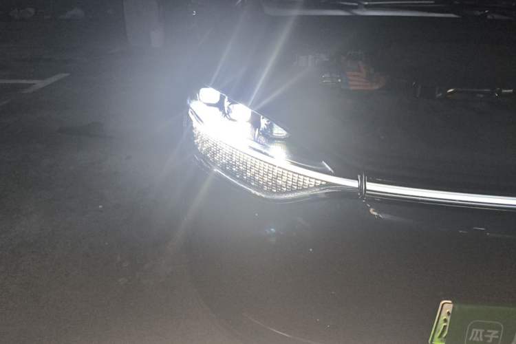 Used Hima AITO M9 2024 Range-Extended Ultra Version 52 kWh 6-Seater Model Right Front Headlight