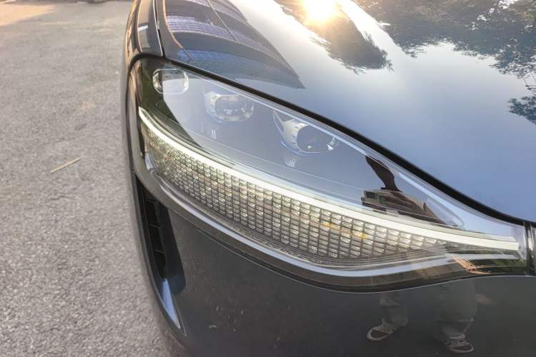 Used Hima AITO M9 2024 All-Electric Ultra Version 100 kWh 6-Seater Model Right Front Headlight