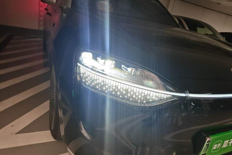 Used Hima AITO M9 2024 Range-Extended Ultra Version 42 kWh 6-Seater Model Right Front Headlight
